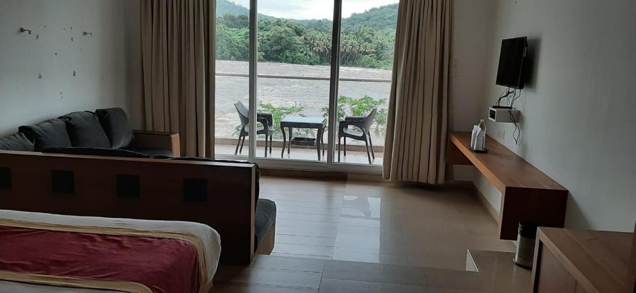 Athirapilly River Resort Атирапалли Экстерьер фото
